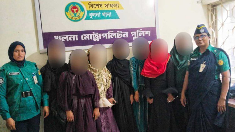 খুলনায় আবাসিক হোটেলে অসামাজিক কর্মকাণ্ডে ৯ তরুণ-তরুণী আটক