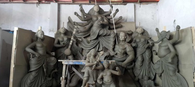 দুমকিতে দূর্গোৎসব উপলক্ষে প্রতিমা তৈরিতে ব্যস্ত কারিগররা