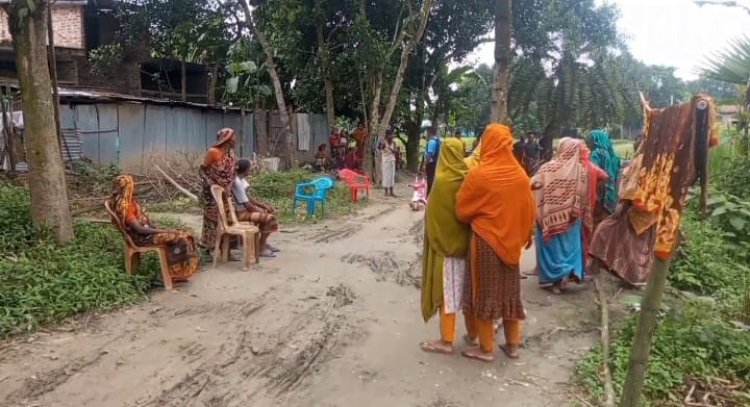 নওগাঁয় সরকারি রাস্তার পাশে ভূমিহীন বৃদ্ধকে উচ্ছেদের অভিযোগ