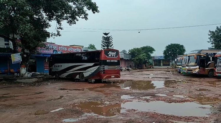 চাঁপাইনবাবগঞ্জ,ঢাকা ও রাজশাহী রুটে বাস চলাচল বন্ধ ঘোষণা