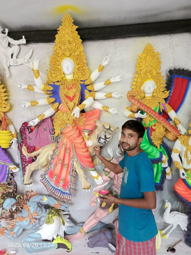 নিয়ামতপুরে প্রতিমা তৈরিতে ব্যস্ত শিল্পীরা