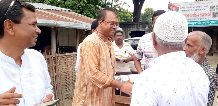 গোমস্তাপুরে বিএনপির ৩১ দফার লিফলেট বিতরণ