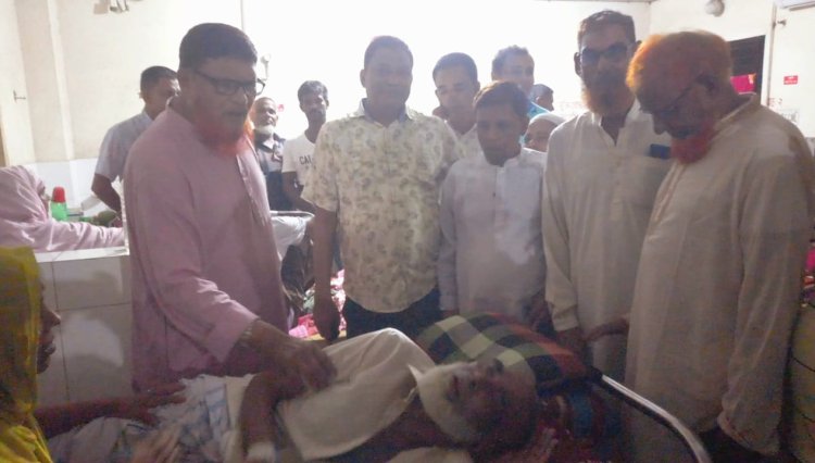 অসুস্থ বীর মুক্তিযোদ্ধা ও বিএনপি নেতার খোঁজ নিলেন রহনপুরের বিএনপির নেতারা