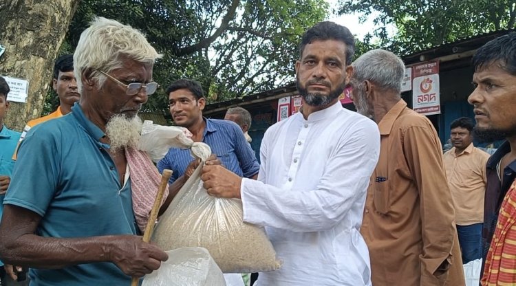 শিবগঞ্জে বেতনের টাকায় অসহায়দের জন্য খাদ্য সহায়তা সানাউল্লাহর