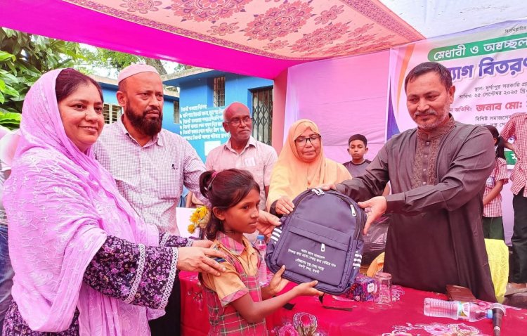 নওগাঁয় মেধাবী ও অস্বচ্ছল শিক্ষার্থীদের মাঝে স্কুল ব্যাগ বিতরণ