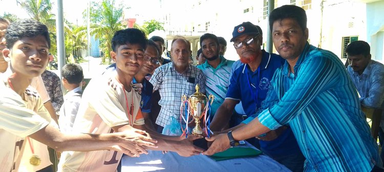 সৃজনী বিদ্যানিকেতন দলকে ৩-০ গোলে হারিয়ে চ্যাম্পিয়ন দুমকি একে মডেল মাধ্যমিক বিদ্যালয়