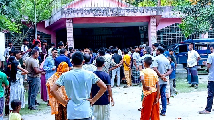 পলাশবাড়ীর পবনাপুর ইউপি কার্যালয়ে তালা-সেবা থেকে বঞ্চিত কয়েক হাজার মানুষ