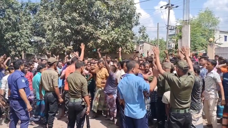 চাঁপাইনবাবগঞ্জে বিদ্যুৎ বিল দ্বিগুণের প্রতিবাদে অটো চালকদের বিক্ষোভ মিছিল