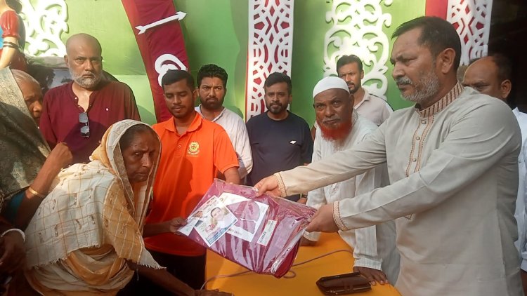 নওগাঁয় তারেক রহমানের পক্ষ থেকে শারদীয় দুর্গাপূজার উপহার বিতরণ