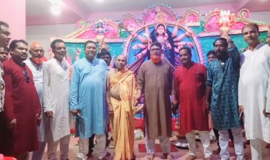 নাচোলে পূজা মন্ডপ পরিদর্শন ও আর্থিক সহযোগিতা করলেন বিএনপির নেতারা