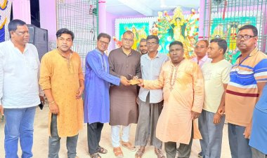 গোমস্তাপুরে পূজা মন্ডপ পরিদর্শন ও আর্থিক সহযোগিতা করলেন অপু