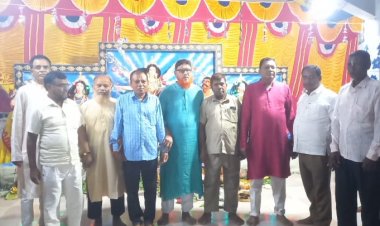 গোমস্তাপুরে বিভিন্ন পুজা মন্ডপ পরিদর্শন ও আর্থিক সহায়তা করলেন বিএনপি নেতারা