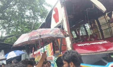 ফেনীতে নিয়ন্ত্রণ হারিয়ে বাস উল্টে পড়লো দোকানের ওপর-নিহত-৩