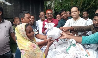 বাঘায় পানিবন্দী এলাকায় খাদ্য সামগ্রী দিলেন নুরুজ্জামান