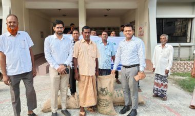 শিবগঞ্জ জেলেদের মাঝে চাল বিতরণ