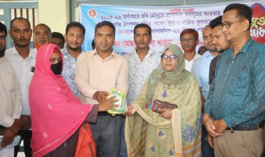 নিয়ামতপুরে ক্ষুদ্র ও প্রান্তিক কৃষকদের মাঝে বিনামূল্যে সার ও বীজ বিতরণ