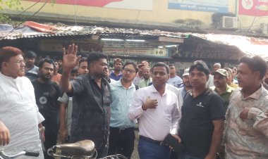 চাঁপাইনবাবগঞ্জে নিউমার্কেট এলাকায় ফুটপাত উচ্ছেদ অভিযান