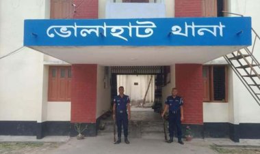 ভোলাহাটে গাছ থেকে পড়ে শ্রমিকের মৃত্যু