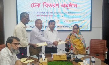 চাঁপাইনবাবগঞ্জে ১৬টি যুব সংগঠনকে অনুদানের চেক প্রদান