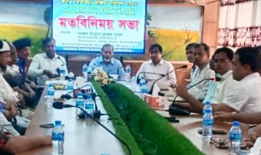 নাচোলে বিভাগীয় কমিশনারের সাথে সুধীজনের মতবিনিময় সভা