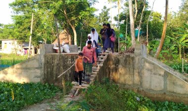 দুই বছর ধরে সংযোগ সড়কহীন সেতু-বিপর্যস্ত দুমকির কয়েক হাজার মানুষ
