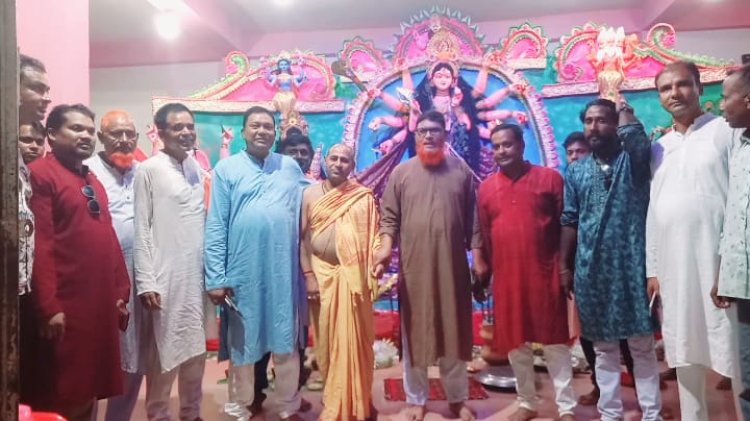 নাচোলে পূজা মন্ডপ পরিদর্শন ও আর্থিক সহযোগিতা করলেন বিএনপির নেতারা