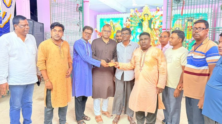 গোমস্তাপুরে পূজা মন্ডপ পরিদর্শন ও আর্থিক সহযোগিতা করলেন অপু