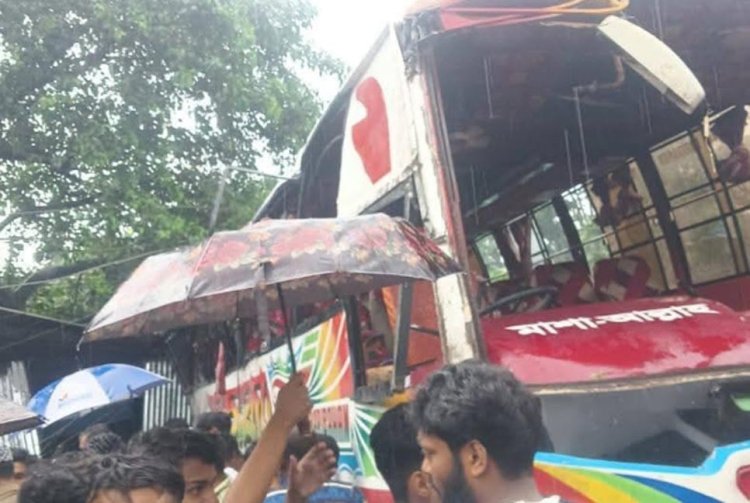 ফেনীতে নিয়ন্ত্রণ হারিয়ে বাস উল্টে পড়লো দোকানের ওপর-নিহত-৩