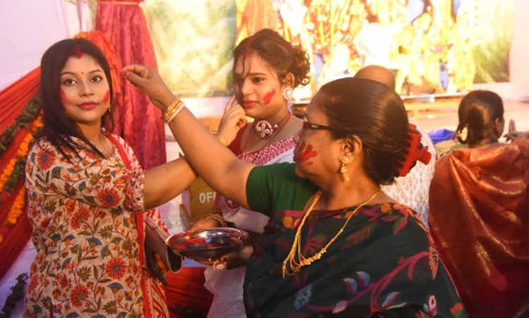 দশমীতে চলছে সিঁদুর খেলা, লাল রঙে ভেজা বিদায়ের আনন্দ-বেদনা