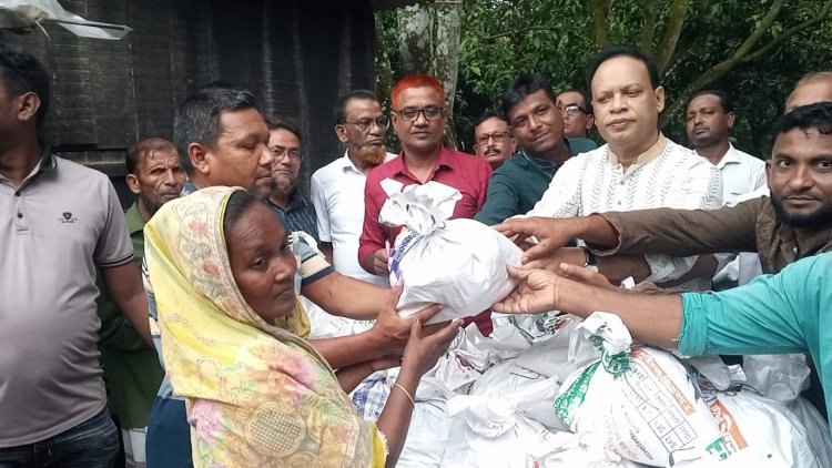 বাঘায় পানিবন্দী এলাকায় খাদ্য সামগ্রী দিলেন নুরুজ্জামান