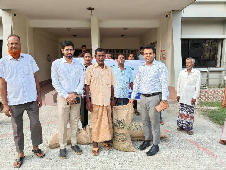 শিবগঞ্জ জেলেদের মাঝে চাল বিতরণ