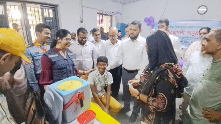 চাঁপাইনবাবগঞ্জে স্কুলপর্যায়ে টাইফয়েড টিকা দেয়া শুরু