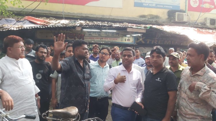 চাঁপাইনবাবগঞ্জে নিউমার্কেট এলাকায় ফুটপাত উচ্ছেদ অভিযান