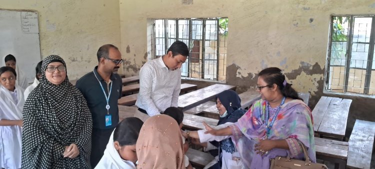 বুড়িচংয়ে শিক্ষার্থীদের দেয়া হচ্ছে টাইফয়েডের টিকা
