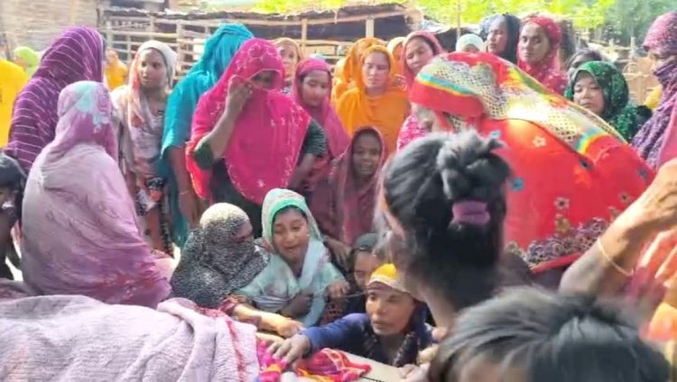 চুয়াডাঙ্গায় ভ্যান থেকে পড়ে গৃহবধুর মৃত্যু