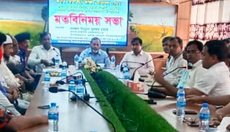 নাচোলে বিভাগীয় কমিশনারের সাথে সুধীজনের মতবিনিময় সভা