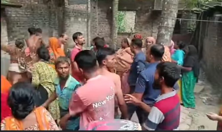 বদলগাছীতে প্রবাসীর বাড়িতে কিশোর গ্যাং এর হামলা