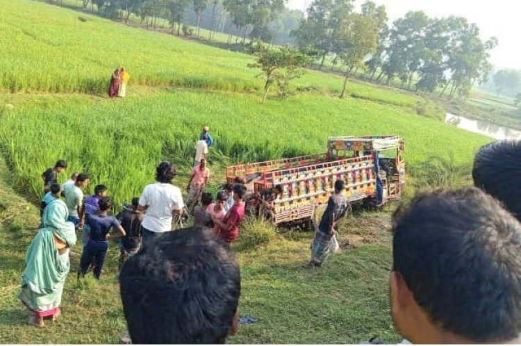 নওগাঁর ধামইরহাটে গরু বোঝাই ভুটভুটি উল্টে ২ গরু ব্যবসায়ী নিহত