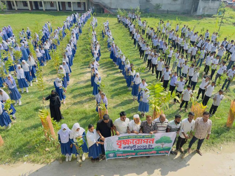 পাঁচটি শিক্ষা প্রতিষ্ঠানে শিক্ষার্থীর মাঝে গাছের চারা বিতরণ
