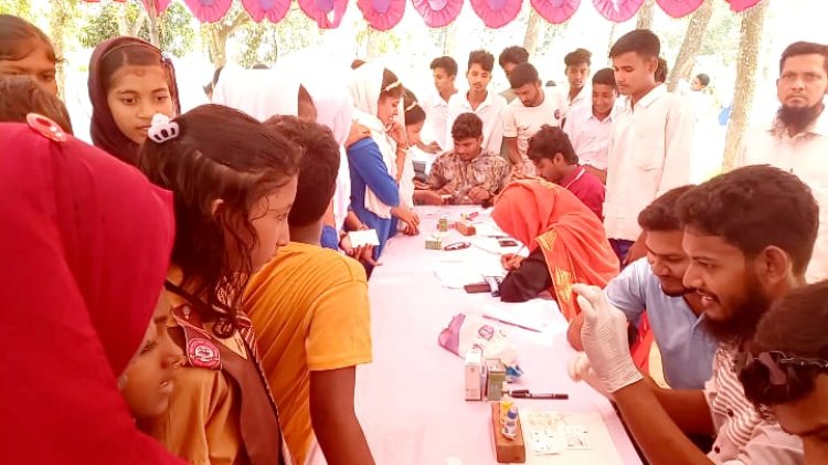 গোমস্তাপুরে চাঁপাই ব্লাড ডোনেট ফাউন্ডেশনের আয়োজনে বিনামূল্যে রক্তের গ্রুপ নির্ণয়