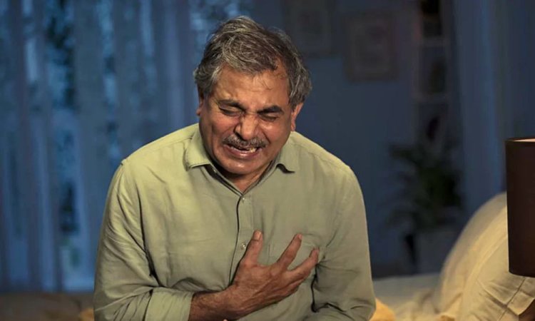 মাঝরাতে হঠাৎ বুকে ব্যথা উঠলে কী করবেন