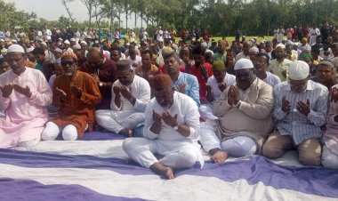 নওগাঁ-৩ আসনে মনোনয়ন পেয়ে শুকরিয়া নামাজ আদায় করলেন ফজলে হুদা বাবুল