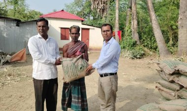 নিয়ামতপুরে বন্যায় ক্ষতিগ্রস্ত পরিবারের মাঝে শুকনা খাবার বিতরণ