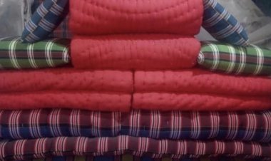 বুড়িচংয়ে শীতের আগমনে লেপ-তোশক বানাতে ব্যস্ত কারিগররা