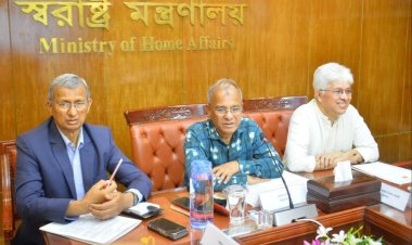 রাতে সাংবাদিককে তুলে নেয় ডিবি,সকালে স্বরাষ্ট্র উপদেষ্টা বললেন‘প্রথম শুনলাম’