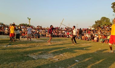 নওগাঁয় গ্রামীণ ঐতিহ্যবাহী লাঠি ও পাতা খেলা উদ্যোগে দেখতে উৎসুক জনতার ভীড় 