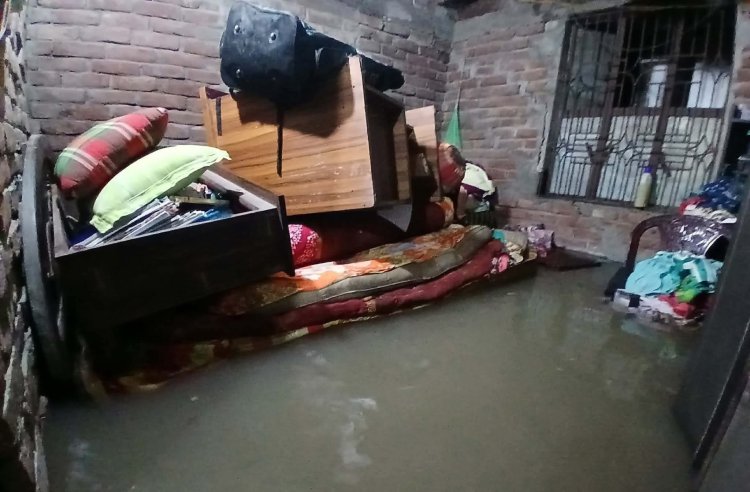 চাঁপাইনবাবগঞ্জে রাতভর বৃষ্টিতে শহরে বাসাবাড়িতে ঢুকেছে পানি