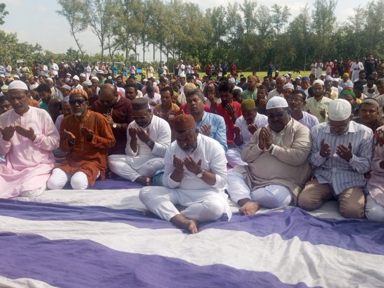 নওগাঁ-৩ আসনে মনোনয়ন পেয়ে শুকরিয়া নামাজ আদায় করলেন ফজলে হুদা বাবুল