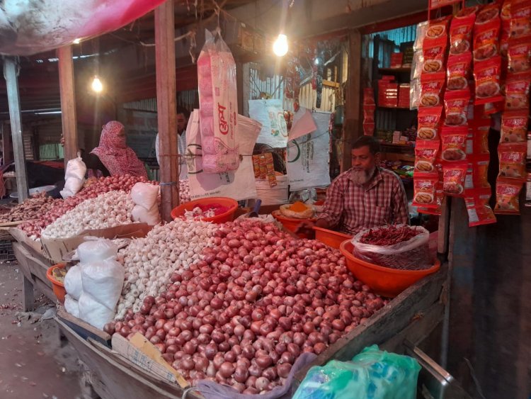 বুড়িচংয়ে পেঁয়াজের কেজি ১০০ টাকা সাধারণ ক্রেতাদের ভোগান্তি