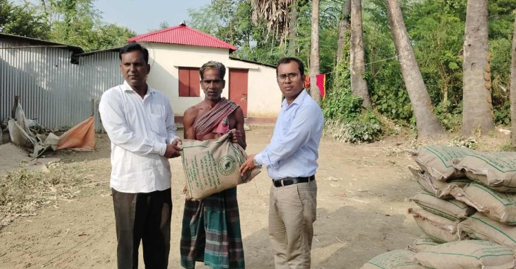 নিয়ামতপুরে বন্যায় ক্ষতিগ্রস্ত পরিবারের মাঝে শুকনা খাবার বিতরণ